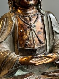 Statuette d'un Bodhisattva sur tr&ocirc;ne de lotus en bronze partiellement laqu&eacute; et dor&eacute;, Chine, Ming