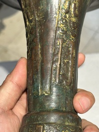 Een Chinese bronzen Shang-stijl 'gu' vaas op houten sokkel, 19/20e eeuw