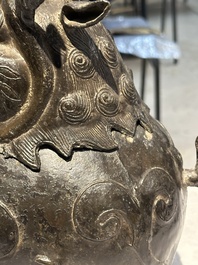 Een groot Chinees bronzen wierookvat en deksel in de vorm van een luduan, Ming