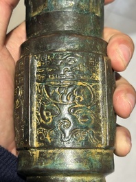 Een Chinese bronzen Shang-stijl 'gu' vaas op houten sokkel, 19/20e eeuw