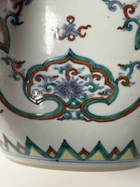 Een Chinese doucai 'lotusrol' pot met deksel, Kangxi/Yongzheng