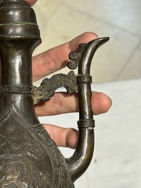 Een Chinese bronzen dekselkan voor de islamitische markt en een 'gu' vaas, Ming