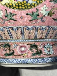 Vase en porcelaine de Chine famille rose &agrave; d&eacute;cor de sc&egrave;ne europ&eacute;enne, 20&egrave;me