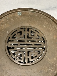 Een groot Chinese bronzen wierookvat en deksel op sokkel met zes leeuwen, 19e eeuw