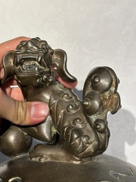 Een groot Chinese bronzen wierookvat en deksel op sokkel met zes leeuwen, 19e eeuw