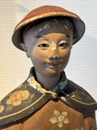 Paire de figures aux t&ecirc;tes amovibles en argile &agrave; d&eacute;coration polychrome, Chine, 18/19&egrave;me