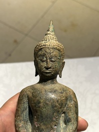 Een groep van vijf bronzen figuren van Boeddha, Thailand en Indonesi&euml;, 8/17e eeuw