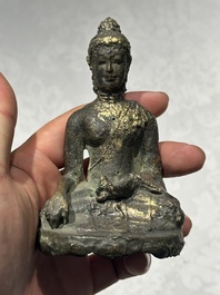 Een groep van vijf bronzen figuren van Boeddha, Thailand en Indonesi&euml;, 8/17e eeuw