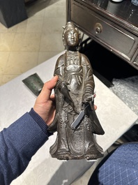 Een Chinese bronzen figuur van een staande Guanyin, Ming