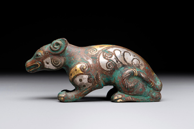 Rare presse-papier en bronze incrust&eacute; d'or et d'argent en forme de tapir '貘', Chine, p&eacute;riode des Royaumes combattants