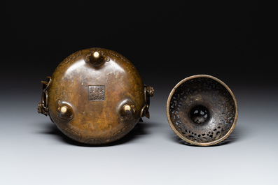 Br&ucirc;le-parfum couvert imp&eacute;rial archa&iuml;que en bronze t&acirc;ch&eacute; d'or &agrave; d&eacute;cor de chilong et de 'shou', marque de Xuande, 17&egrave;me