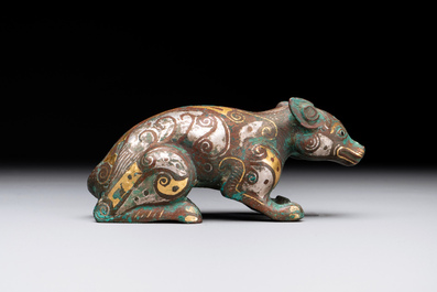 A rare Chinese gold and silver-inlaid bronze paperweight in the shape of a tapir '貘', Warring States period
