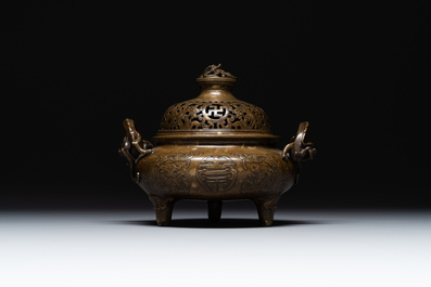 Een Chinees keizerlijk archa&iuml;stisch bronzen wierookvat en deksel met goudspatten, chilong en 'shou' decor, Xuande merk, 17e eeuw