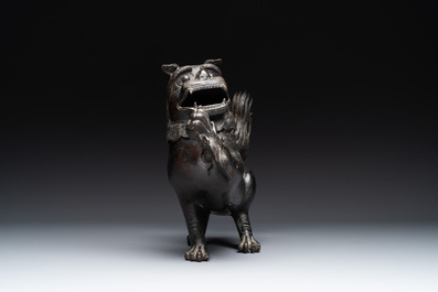 Rare et grand br&ucirc;le-parfum en bronze en forme de lion, Chine, Song du Sud
