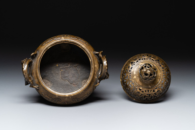 Een Chinees keizerlijk archa&iuml;stisch bronzen wierookvat en deksel met goudspatten, chilong en 'shou' decor, Xuande merk, 17e eeuw