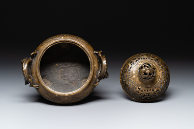 Br&ucirc;le-parfum couvert imp&eacute;rial archa&iuml;que en bronze t&acirc;ch&eacute; d'or &agrave; d&eacute;cor de chilong et de 'shou', marque de Xuande, 17&egrave;me