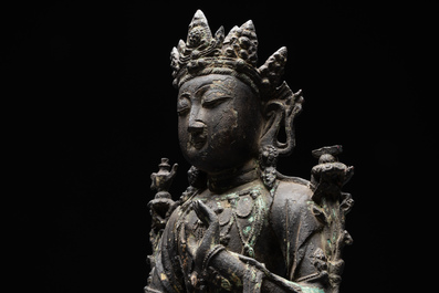 Bodhisattva sur un tr&ocirc;ne en forme de lotus en bronze, Chine, Ming