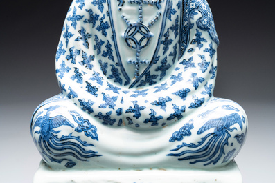 Exceptionnelle figure de Guanyin en porcelaine de Chine en bleu et blanc, Wanli