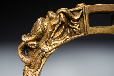 Een paar Chinese keizerlijke vergulde bronzen stijgbeugels met draken, De 德 merk, 18e eeuw
