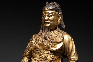 Een uiterst zeldzaam Chinees verguld bronzen beeld van Guandi, Ming