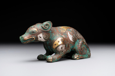 Rare presse-papier en bronze incrust&eacute; d'or et d'argent en forme de tapir '貘', Chine, p&eacute;riode des Royaumes combattants