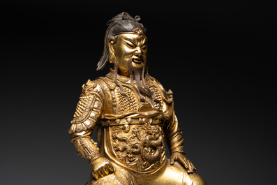 Een uiterst zeldzaam Chinees verguld bronzen beeld van Guandi, Ming