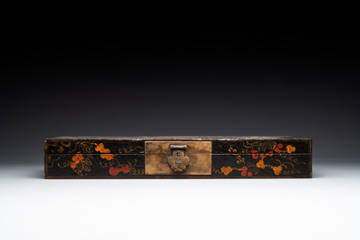 Een fraaie rechthoekige Chinese gelakte en beschilderde houten kist, gesigneerd Fen Yang Fu 汾陽府, gedateerd 1669