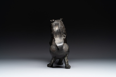 Een zeldzaam en groot Chinees bronzen wierookvat in de vorm van een leeuw, Zuidelijke Song