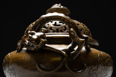 Br&ucirc;le-parfum couvert imp&eacute;rial archa&iuml;que en bronze t&acirc;ch&eacute; d'or &agrave; d&eacute;cor de chilong et de 'shou', marque de Xuande, 17&egrave;me