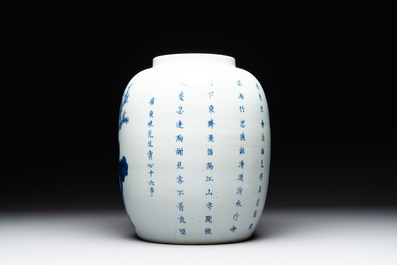 Rare vase de forme lanterne en porcelaine de Chine en bleu et blanc &agrave; d&eacute;cor de personnages dans un paysage et calligraphie, Shunzi/d&eacute;but Kangxi
