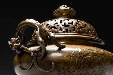 Br&ucirc;le-parfum couvert imp&eacute;rial archa&iuml;que en bronze t&acirc;ch&eacute; d'or &agrave; d&eacute;cor de chilong et de 'shou', marque de Xuande, 17&egrave;me