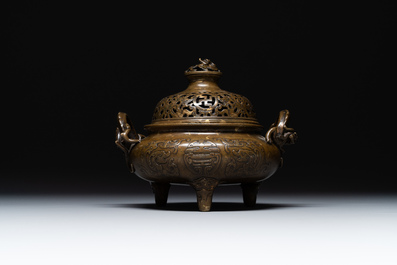 Een Chinees keizerlijk archa&iuml;stisch bronzen wierookvat en deksel met goudspatten, chilong en 'shou' decor, Xuande merk, 17e eeuw