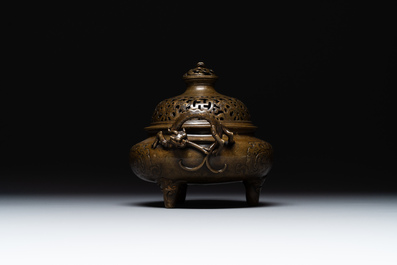 Een Chinees keizerlijk archa&iuml;stisch bronzen wierookvat en deksel met goudspatten, chilong en 'shou' decor, Xuande merk, 17e eeuw