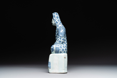 Een uitzonderlijke Chinese blauw-witte porseleinen figuur van Guanyin, Wanli