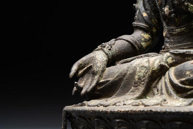 Een groot Chinees bronzen beeld van Bodhisattva op een lotustroon, Ming