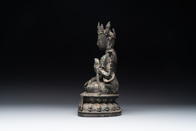 Een groot Chinees bronzen beeld van Bodhisattva op een lotustroon, Ming