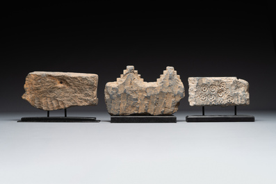 Five Gandhara grey schist frieze fragments with narrative design, 1/5th C.