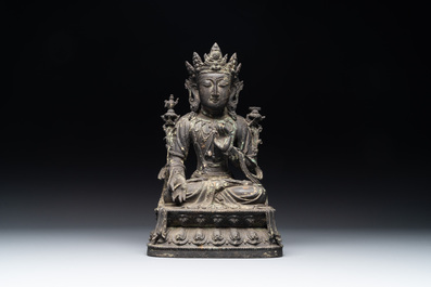 Een groot Chinees bronzen beeld van Bodhisattva op een lotustroon, Ming