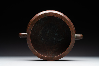 Een groot Chinees bronzen wierookvat, Xuande merk, Ming