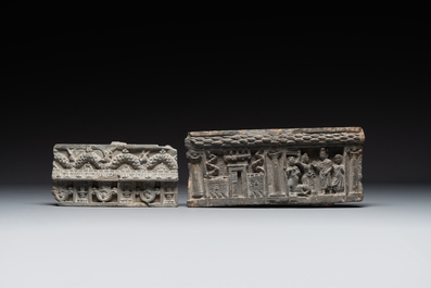 Vijf Gandhara friesfragmenten met verhalend decor in grijze schist, 1/5e eeuw