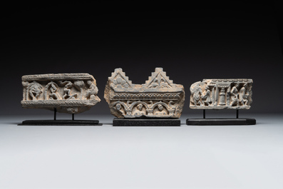 Cinq fragments de frise en schiste gris &agrave; d&eacute;cor narratif, Gandhara, 1/5&egrave;me