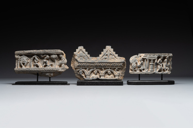 Five Gandhara grey schist frieze fragments with narrative design, 1/5th C.