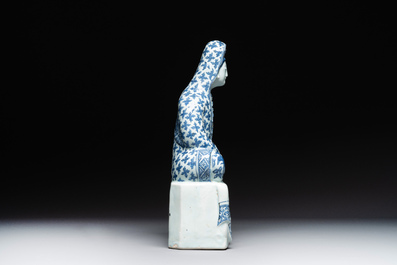 Een uitzonderlijke Chinese blauw-witte porseleinen figuur van Guanyin, Wanli