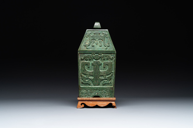 Een zeldzaam groot archa&iuml;stisch bronzen wijnvat met inscriptie, Fang Yi, Song/Ming
