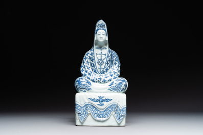 Exceptionnelle figure de Guanyin en porcelaine de Chine en bleu et blanc, Wanli