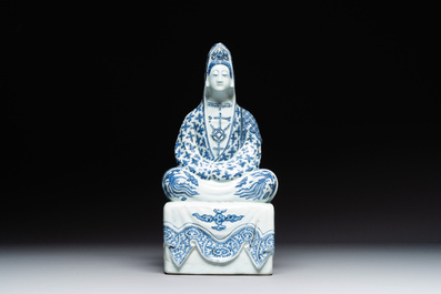 Een uitzonderlijke Chinese blauw-witte porseleinen figuur van Guanyin, Wanli