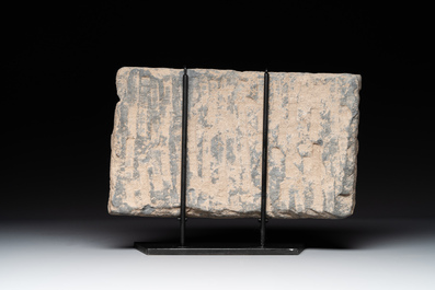 Trois fragments de frise en schiste gris &agrave; d&eacute;cor narratif, Gandhara, 1/5&egrave;me
