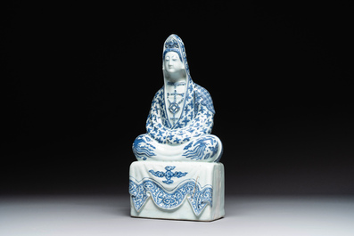 Exceptionnelle figure de Guanyin en porcelaine de Chine en bleu et blanc, Wanli