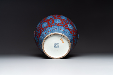 Vase de forme 'hu' en porcelaine de Chine en bleu, blanc et rouge de fer &agrave; d&eacute;cor de 'bajixiang' sur socle en bois, marque de Qianlong, 19&egrave;me