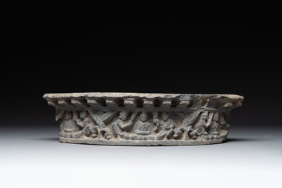 Trois fragments de frise en schiste gris &agrave; d&eacute;cor narratif, Gandhara, 1/5&egrave;me